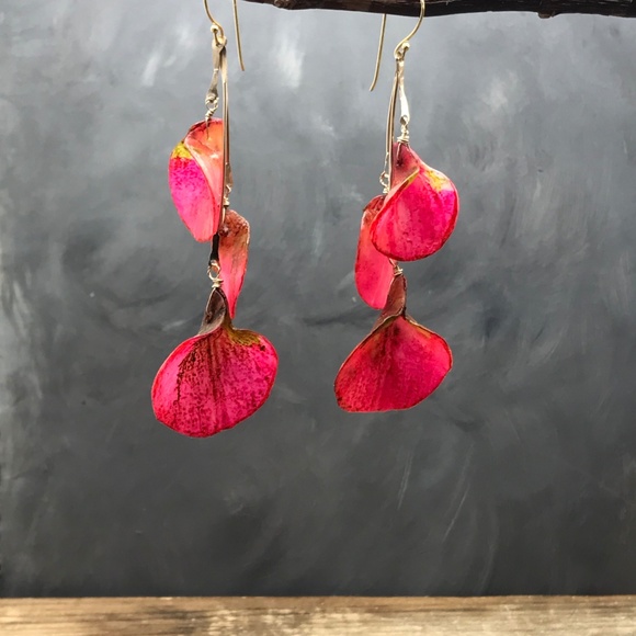 Matana Orchid leaves earrings in Cranberry pink - Picture 8 of 8